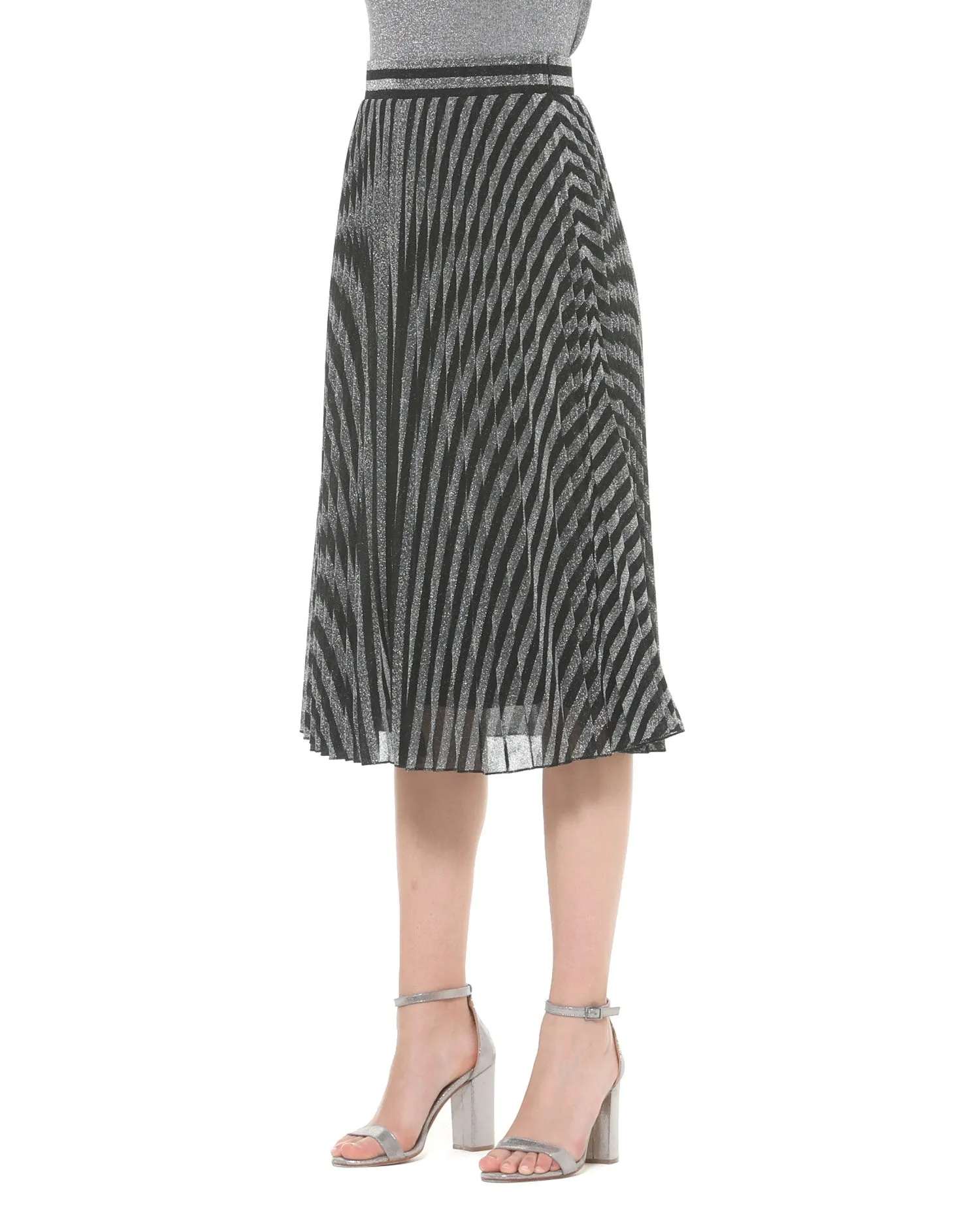 Pleated skirt with optical illusion